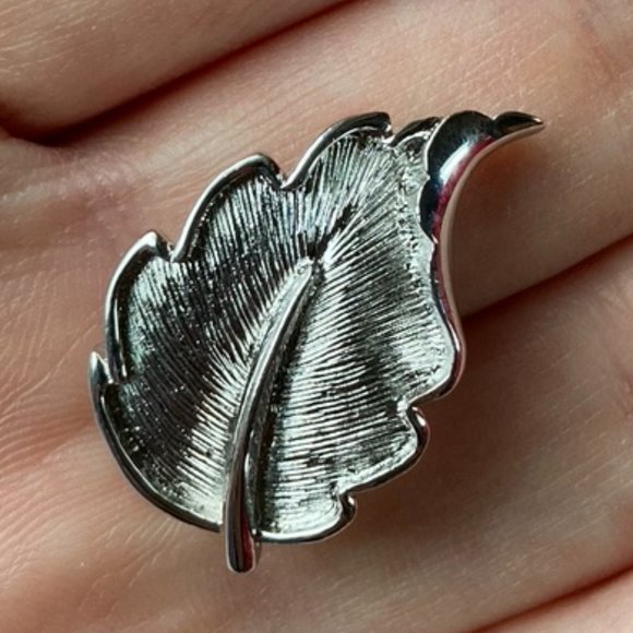 Monet Jewelry - 💜BOGO💜MONET clip-on leaf earrings